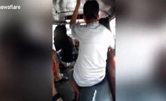 امرأة تضبط زوجها متلبسا بالخيانة مع عشيقته في مكان العمل (فيديو) امرأة تضبط زوجها متلبسا بالخيانة مع عشيقته في مكان العمل (فيديو)