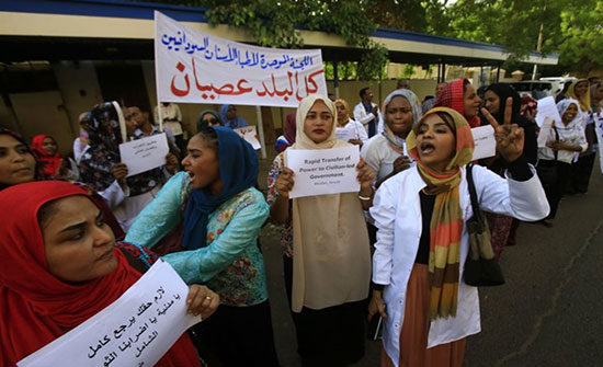 تجدد تظاهرات السودان.. ومطالبات للعسكري بتسليم السلطة تجدد تظاهرات السودان.. ومطالبات للعسكري بتسليم السلطة