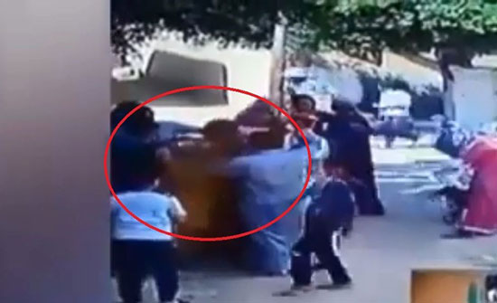 مصر.. فيديو مروع لشاب يلاحق والده ويحرقه حيا مصر.. فيديو مروع لشاب يلاحق والده ويحرقه حيا