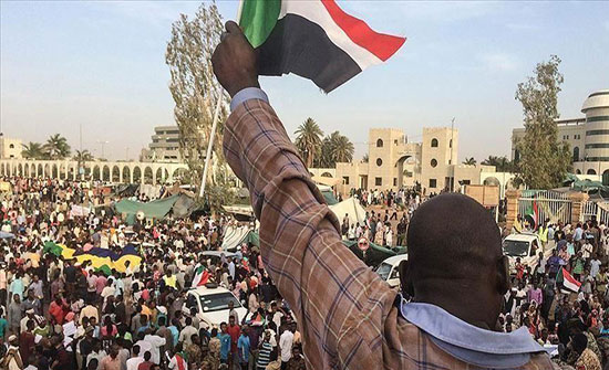 السودان.. المعارضة تتهم "العسكري" بالحيلولة دون تسليم السلطة السودان.. المعارضة تتهم "العسكري" بالحيلولة دون تسليم السلطة