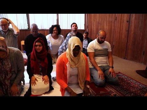 “شاهد”: صلاة مختلطة في مسجد بأمريكا تثير جدلاً واسعاً “شاهد”: صلاة مختلطة في مسجد بأمريكا تثير جدلاً واسعاً
