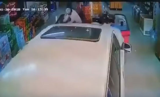 لحظة نجاة شخصين من الدهس تحت عجلات سيارة اقتحمت محلا (فيديو) لحظة نجاة شخصين من الدهس تحت عجلات سيارة اقتحمت محلا (فيديو)