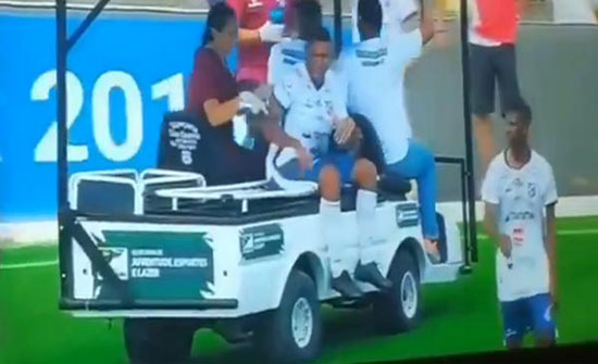 بالصور : عربة طبية تدهس قدم لاعب مصاب تثير حيرة المتفرجين بالصور : عربة طبية تدهس قدم لاعب مصاب تثير حيرة المتفرجين