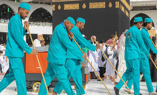 استعداداً للحج.. 4 آلاف فرد ينظفون ساحات المسجد الحرام استعداداً للحج.. 4 آلاف فرد ينظفون ساحات المسجد الحرام