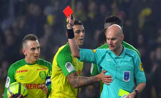 الدوري الفرنسي.. حكم يعرقل لاعبا من أجل بطاقة حمراء الدوري الفرنسي.. حكم يعرقل لاعبا من أجل بطاقة حمراء