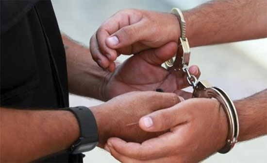 القبض على 3 أشخاص سلبوا موظفاً في عمان القبض على 3 أشخاص سلبوا موظفاً في عمان