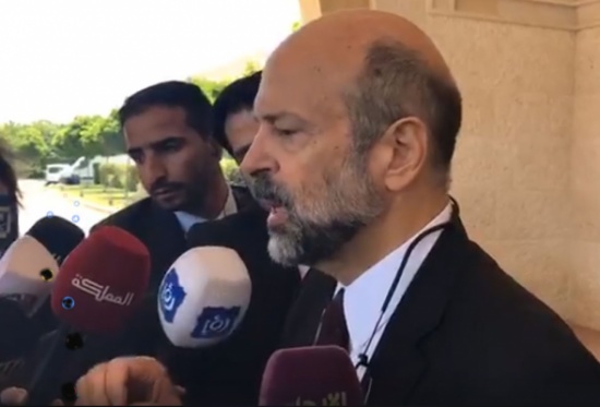 بث مباشر.. الرزاز يجري مؤتمراً صحفياً بث مباشر.. الرزاز يجري مؤتمراً صحفياً