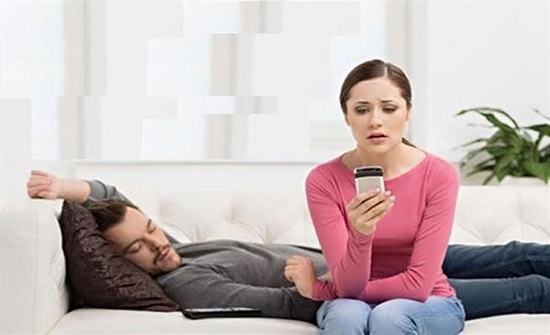 الكويت : محاكمة زوجة نشرت رسائل نصية من هاتف زوجها الكويت : محاكمة زوجة نشرت رسائل نصية من هاتف زوجها