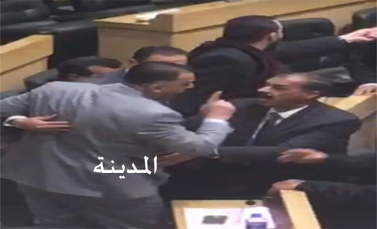 بالصور : ملاسنة بين الفناطسة وابو هديب بسبب البدور بالصور : ملاسنة بين الفناطسة وابو هديب بسبب البدور