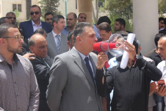 مجلس عمداء البلقاء التطبيقية يشارك الطلبة وقفتهم التضامنية مع الأقصى المبارك مجلس عمداء البلقاء التطبيقية يشارك الطلبة وقفتهم التضامنية مع الأقصى المبارك