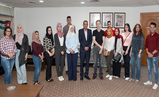 طلبة صحافة اليرموك ينتظمون بتدريب في بترا طلبة صحافة اليرموك ينتظمون بتدريب في بترا