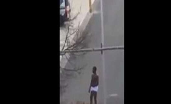 بالفيديو : لحظة اعتداء شاب على امرأة بالضرب المبرح بالفيديو : لحظة اعتداء شاب على امرأة بالضرب المبرح