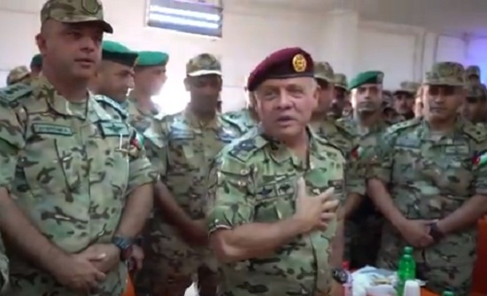 بالفيديو : الملك يفاجئ قيادة لواء رد الفعل السريع بزيارة بالفيديو : الملك يفاجئ قيادة لواء رد الفعل السريع بزيارة