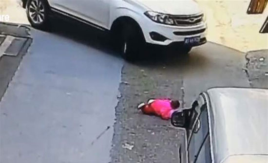 بالفيديو : مشهد يحبس الأنفاس.. نجاة طفلة بأعجوبة من الدّهس مرّتين! بالفيديو : مشهد يحبس الأنفاس.. نجاة طفلة بأعجوبة من الدّهس مرّتين!
