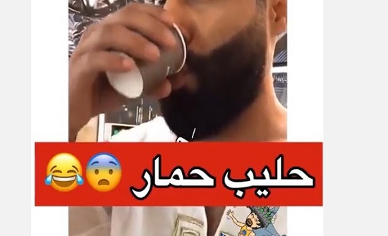شاهدوا.. فنان يثير الجدل بشربه حليب الحمير وتشجيع الناس عليه شاهدوا.. فنان يثير الجدل بشربه حليب الحمير وتشجيع الناس عليه