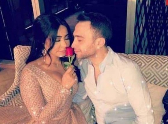 شاهد: شيرين بالبيجاما وبدون مكياج في شهر العسل.. وحركة حسام حبيب تشعل مواقع التواصل شاهد: شيرين بالبيجاما وبدون مكياج في شهر العسل.. وحركة حسام حبيب تشعل مواقع التواصل