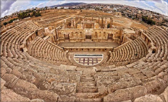 الحركة السياحية في جرش في أوجها رغم انخفاض الحرارة الحركة السياحية في جرش في أوجها رغم انخفاض الحرارة