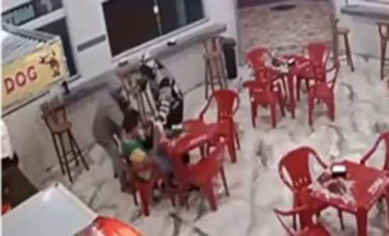 انقلاب محاولة سرقة على لصين داخل مقهى برازيلي (فيديو) انقلاب محاولة سرقة على لصين داخل مقهى برازيلي (فيديو)