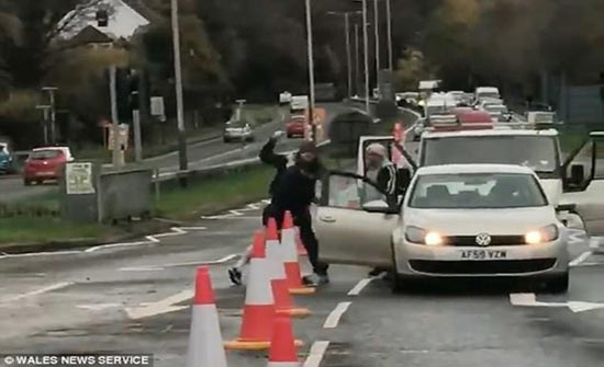 بالفيديو والصور..عراكٌ بالأيدي يسبب زحمة سير خانقة! بالفيديو والصور..عراكٌ بالأيدي يسبب زحمة سير خانقة!