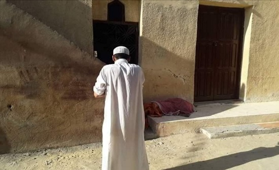 بالصور.. مصري ينبش قبر والدته ويصطحب جثتها للمسجد.. فما السبب؟ بالصور.. مصري ينبش قبر والدته ويصطحب جثتها للمسجد.. فما السبب؟
