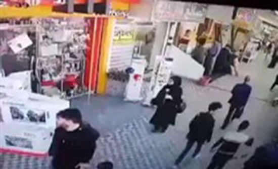 بالفيديو : لقطات صادمة للص يسرق تليفزيون من أمام محل بوضح النهار بالفيديو : لقطات صادمة للص يسرق تليفزيون من أمام محل بوضح النهار