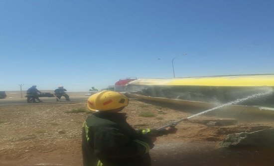 بالصور: انقاذ سائق محاصر داخل مقصورة صهريج اثر انقلابه بالصور: انقاذ سائق محاصر داخل مقصورة صهريج اثر انقلابه