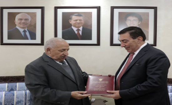 الطراونة يتسلم التقرير السنوي لحالة حقوق الانسان في الأردن الطراونة يتسلم التقرير السنوي لحالة حقوق الانسان في الأردن