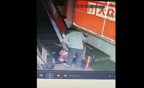بالفيديو : لحظة اعتداء رجل على امرأة داخل مول بالفيديو : لحظة اعتداء رجل على امرأة داخل مول