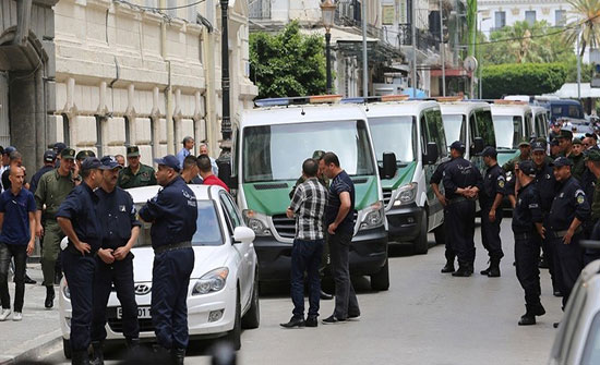 الجزائر.. تورط مسؤولين سابقين في قضية أموال مشبوهة ومجوهرات ضبطت بمسكن في العاصمة الجزائر.. تورط مسؤولين سابقين في قضية أموال مشبوهة ومجوهرات ضبطت بمسكن في العاصمة