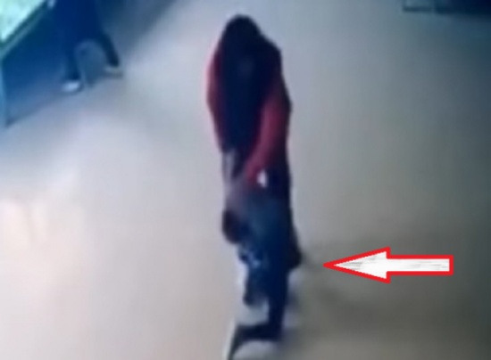 فيديو قاسي| ضربت وركلت تلميذها بقسوة لأنه لم يأخذ قيلولة! فيديو قاسي| ضربت وركلت تلميذها بقسوة لأنه لم يأخذ قيلولة!