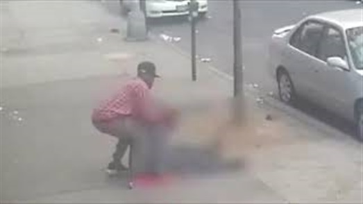 مشهد مروع لرجل يتعرض للضرب والسرقة في الشارع دون تدخل من المارة مشهد مروع لرجل يتعرض للضرب والسرقة في الشارع دون تدخل من المارة