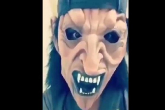 بالفيديو: صراخ طفلة بعد أن أخافها قريبها بـ”قناع مرعب” يثير الانتقادات... بالفيديو: صراخ طفلة بعد أن أخافها قريبها بـ”قناع مرعب” يثير الانتقادات...