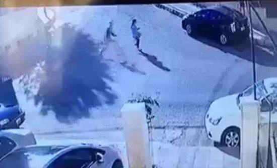 فيديو : خطف حقيبة سيدة في صويلح واُخرى في احد احياء عمان فيديو : خطف حقيبة سيدة في صويلح واُخرى في احد احياء عمان