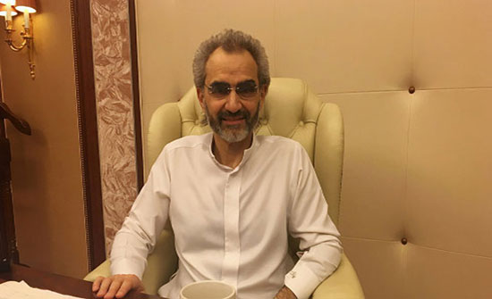 شاهد بالفيديو: استقبال جنوني للوليد بن طلال في ثاني أيامه خارج "ريتز كارلتون" شاهد بالفيديو: استقبال جنوني للوليد بن طلال في ثاني أيامه خارج "ريتز كارلتون"