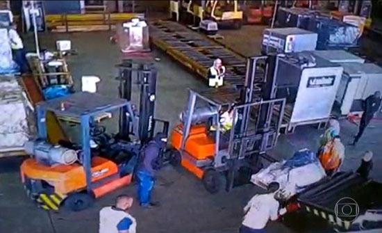 بالفيديو: عصابة تسرق 750 كلغ من الذهب في مطار برازيلي بالفيديو: عصابة تسرق 750 كلغ من الذهب في مطار برازيلي