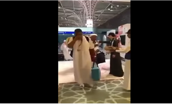 بالفيديو : بكاء حاج تونسي لحظة وصوله إلى مطار المدينة المنورة بالفيديو : بكاء حاج تونسي لحظة وصوله إلى مطار المدينة المنورة