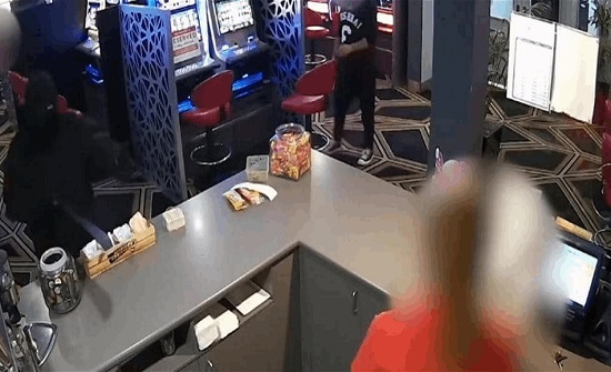 أحبط محاولة سرقة بسلاحين " لا عالبال ولا عالخاطر"! أحبط محاولة سرقة بسلاحين " لا عالبال ولا عالخاطر"!
