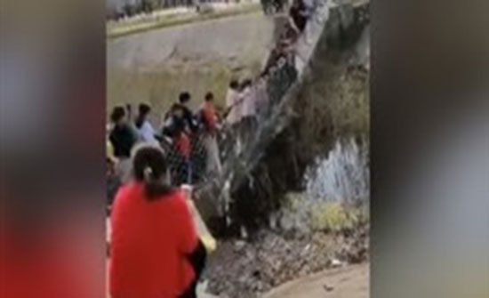 لحظة انهيار جسر معلق وسقوط السياح في المياه (فيديو) لحظة انهيار جسر معلق وسقوط السياح في المياه (فيديو)