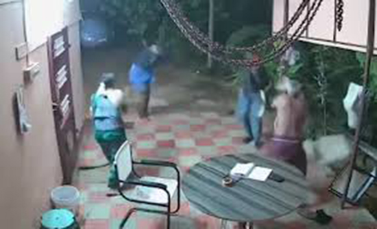 (فيديو) : اقتحما المنزل بـ"السواطير".. فطُردا منه بالأحذية والكراسي! (فيديو) : اقتحما المنزل بـ"السواطير".. فطُردا منه بالأحذية والكراسي!