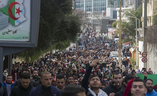 بالفيديو : مسيرة طلابية جزائرية تحتفل باستقالة رئيس البرلمان بالفيديو : مسيرة طلابية جزائرية تحتفل باستقالة رئيس البرلمان