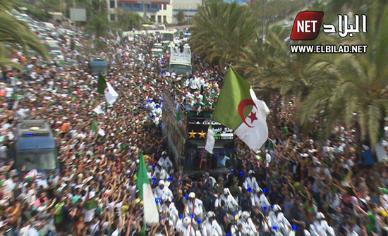 بالفيديو : الجزائر.. استقبال أسطوري لـ"محاربي الصحراء" بالفيديو : الجزائر.. استقبال أسطوري لـ"محاربي الصحراء"