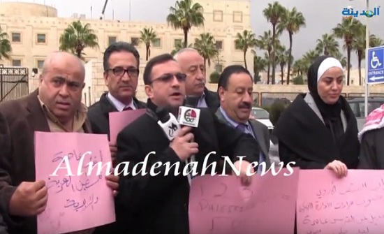 بالفيديو .. شاهدوا اعتصام النواب أمام السفارة الأمريكية بالفيديو .. شاهدوا اعتصام النواب أمام السفارة الأمريكية