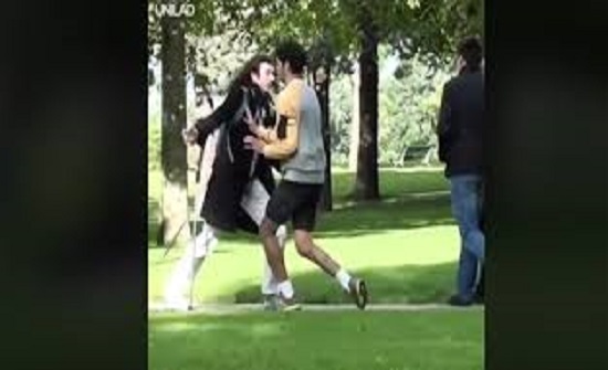 بالفيديو : مقلب يثير حيرة المارة ويصيبهم بالذهول بالفيديو : مقلب يثير حيرة المارة ويصيبهم بالذهول