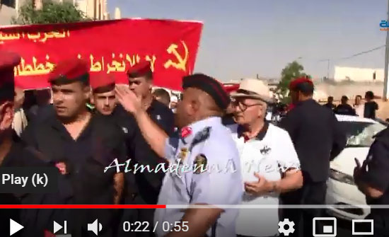 بالفيديو : جدال بين ضابط ومواطن بسبب اغلاق الشارع خلال مسيرة السفارة الامريكية بالفيديو : جدال بين ضابط ومواطن بسبب اغلاق الشارع خلال مسيرة السفارة الامريكية