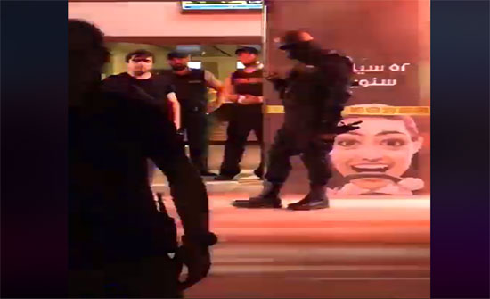 "سطو مسلح" مشهد تمثيلي يثير الجدل في الأردن.. فيديو "سطو مسلح" مشهد تمثيلي يثير الجدل في الأردن.. فيديو
