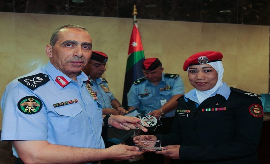 الحمود يوزع جوائز التميز الشرطي على مستحقيها لشهر ايار 2019م الحمود يوزع جوائز التميز الشرطي على مستحقيها لشهر ايار 2019م