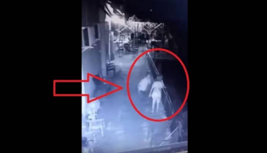 فيديو| رجل يعاقب زوجته بإلقائها من الشرفة... وما حدث بعد ذلك سيدهشكم! فيديو| رجل يعاقب زوجته بإلقائها من الشرفة... وما حدث بعد ذلك سيدهشكم!