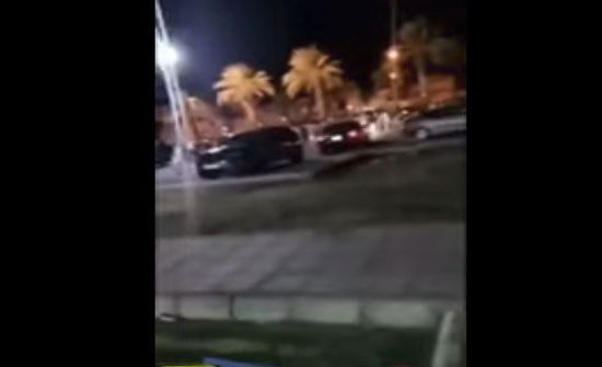 لحظة تحرش شباب بمجموعة من الفتيات في جدة (فيديو) لحظة تحرش شباب بمجموعة من الفتيات في جدة (فيديو)