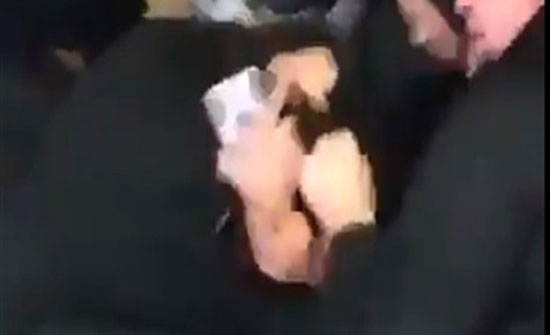 مشاجرة عنيفة بين فتيات داخل مول (فيديو) مشاجرة عنيفة بين فتيات داخل مول (فيديو)
