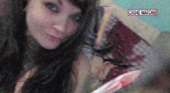 صور| بعد إقدام زوجها على شنق نفسه .. قتلت والده والتقطت 'سيلفي' مع جثته صور| بعد إقدام زوجها على شنق نفسه .. قتلت والده والتقطت 'سيلفي' مع جثته